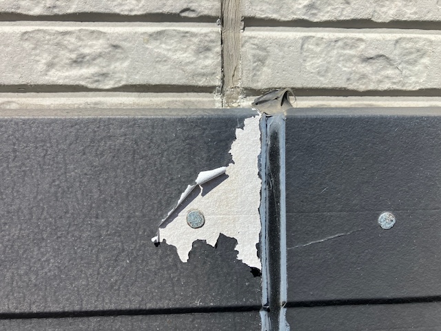 塗料が剥がれた幕板